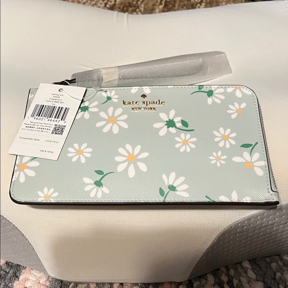 NWT kate spade mint green daisy zip-around wallet Spring/Summer vibes
